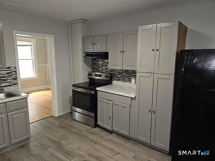 4 bed, 1.0 bath, 1478 sqft, $2,350 — Photo 2