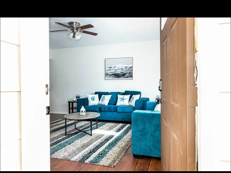 1221 Lynn Ave — Photo 3