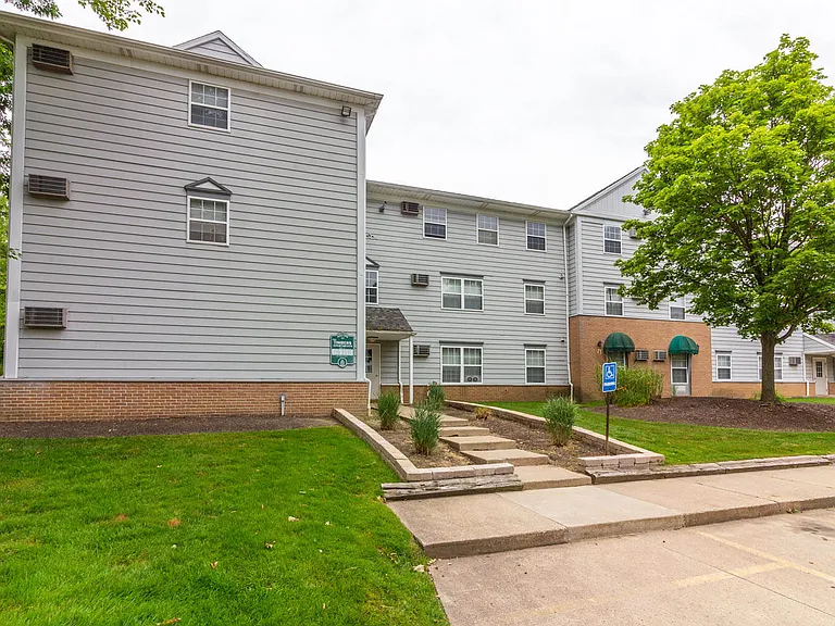 Timbers Apartments — Photo 2