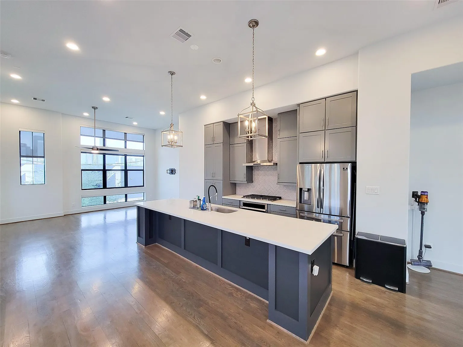 3 bed, 3.5 bath, 2507 sqft, $3,400 — Photo 4
