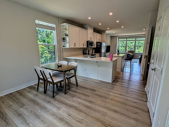 5th image of 460 Spearfield Ln