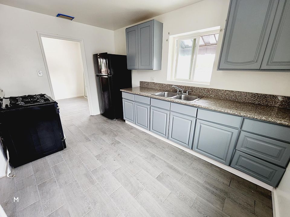 SPACIOUS KITCHEN