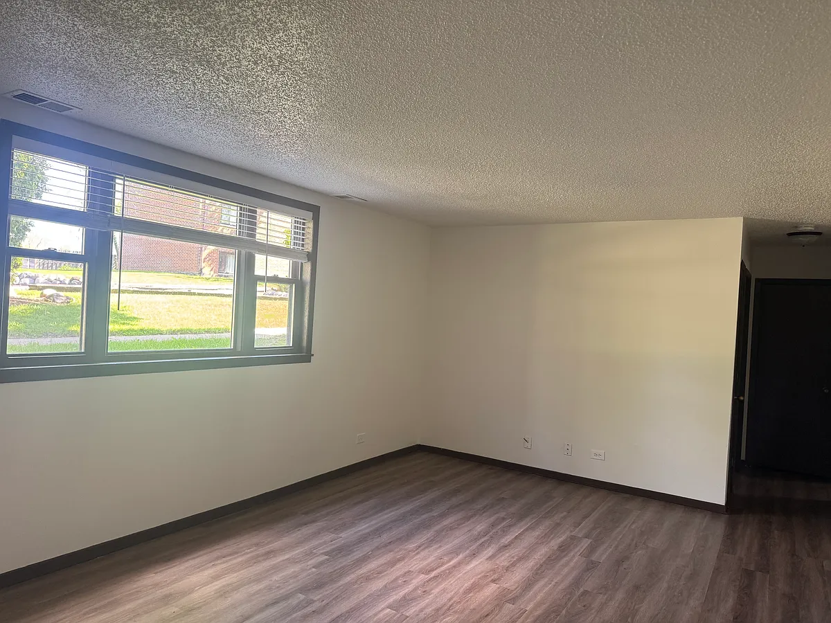 Family Room - 105 E Sanctuary Dr #1A