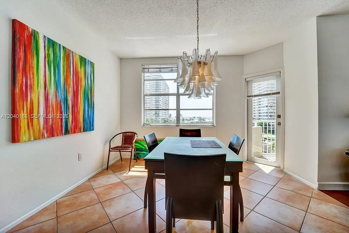 Hemispheres Condo — Photo 1