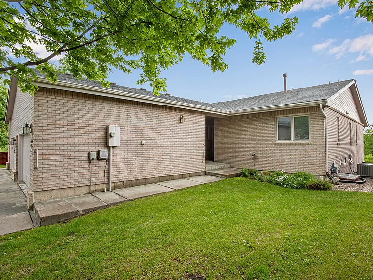 1606 Northbrook Dr — Photo 2