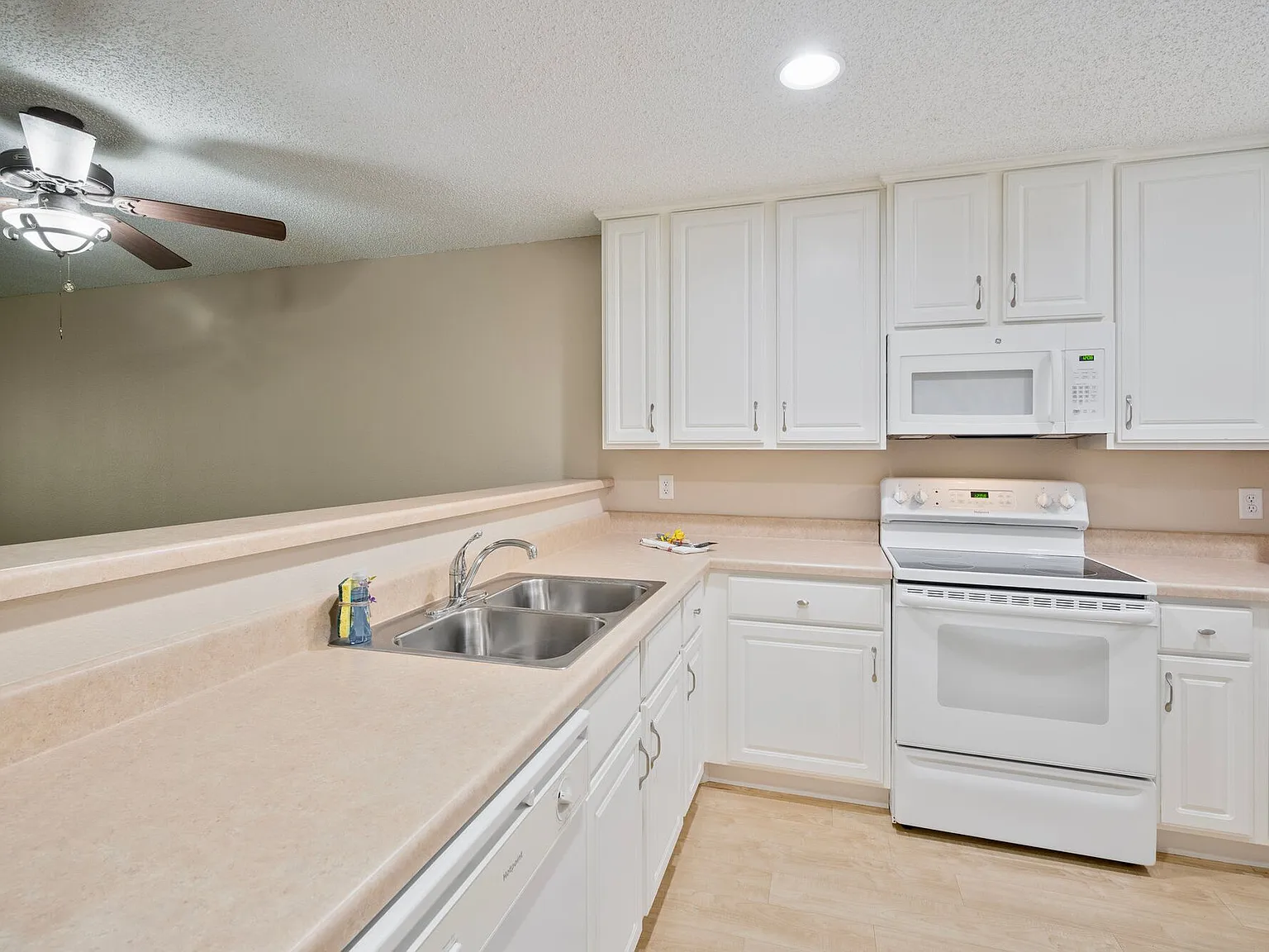 Somerset Oaks Apartments and Townhomes — Photo 1
