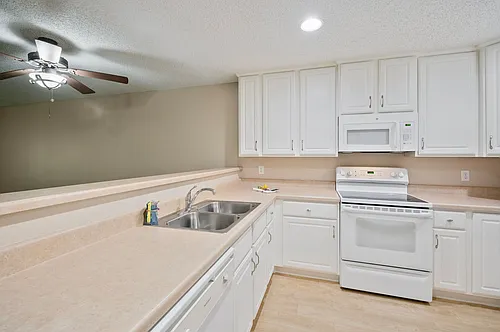 Somerset Oaks Apartments and Townhomes Photo 1