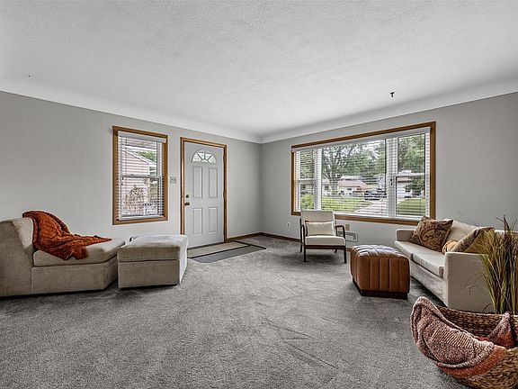 3rd image of 423 32nd St SE
