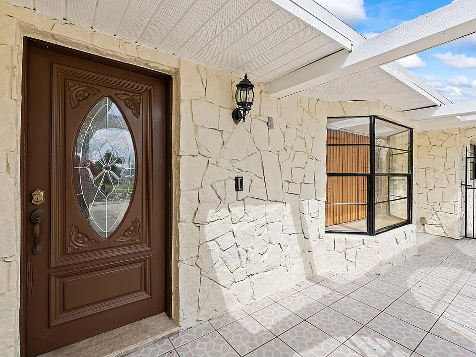 305 NW Marion Ave