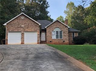 148 Hunters Pointe Dr, Dallas, NC 28034