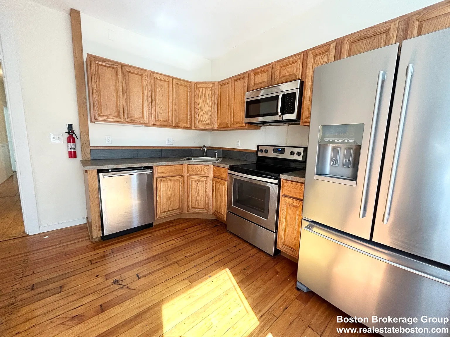 4 bed, 1.5 bath, 9999 sqft, $6,000 — Photo 2