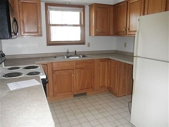 3rd image of 440 E 1st St