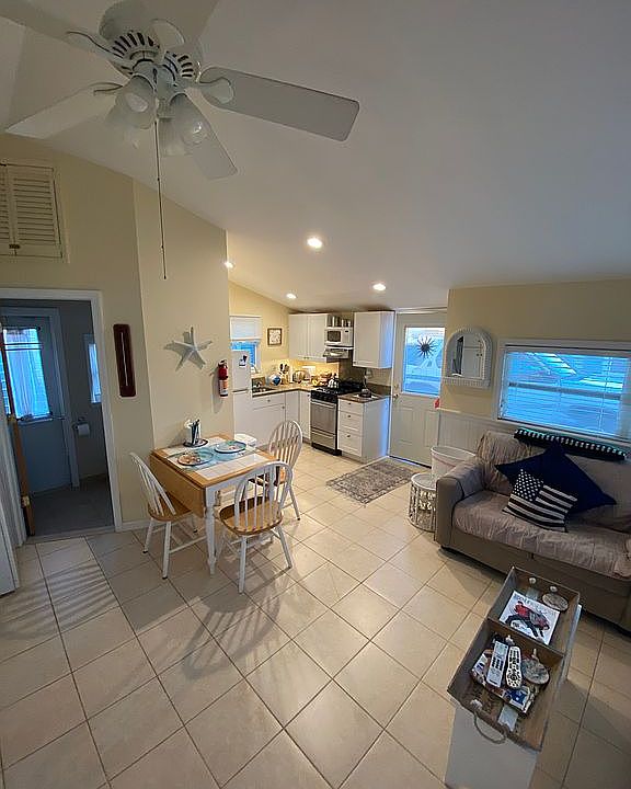 2nd image of 23 E Pompano Way