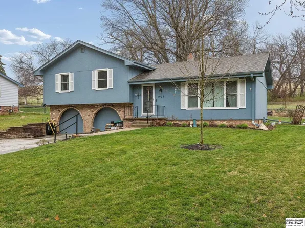 7923 Raven Oaks Dr, Omaha, NE 68152