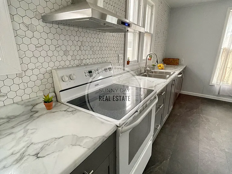 1115 Prickett Ave — Photo 11