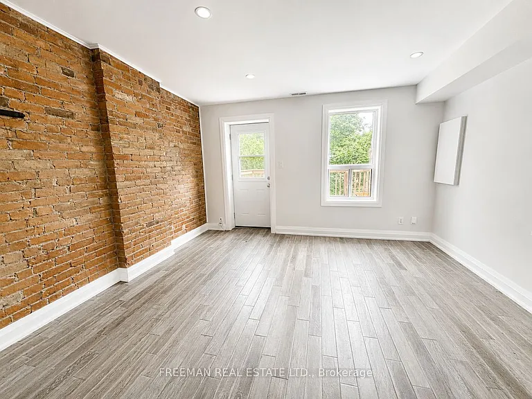 342 Howland Ave #UPPER — Photo 2