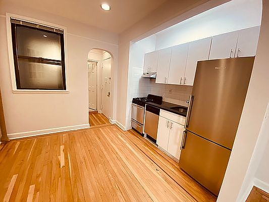 4th image of 441 W 56th St APT 3D