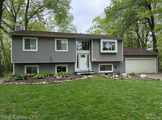 2590 Edgemere Ave, Commerce Township, MI 48382