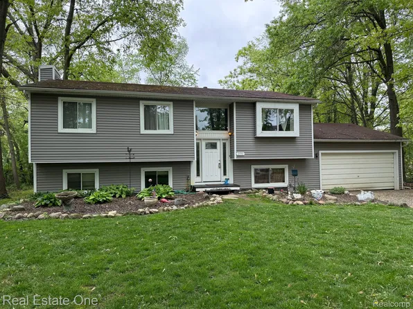 2590 Edgemere Ave, Commerce Township, MI 48382