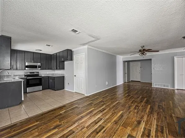 606 Circleview Dr, Mansfield, TX 76063