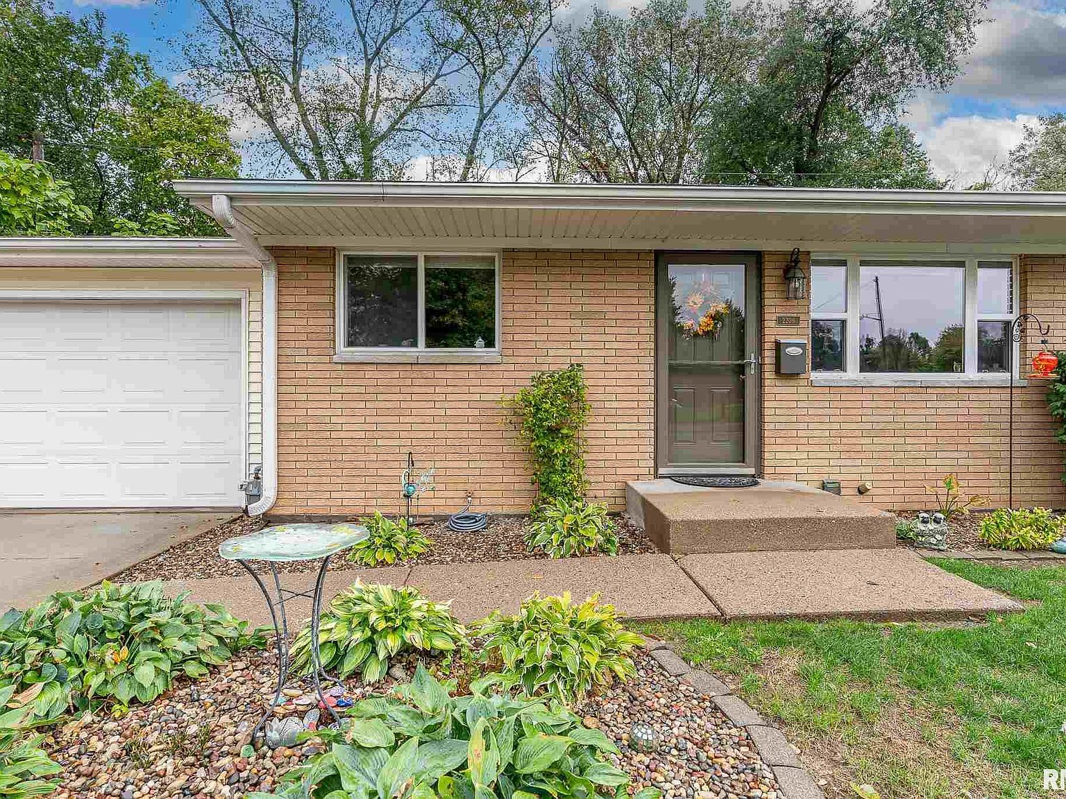 2206 7 1/2 St, East Moline, IL 61244 Zillow