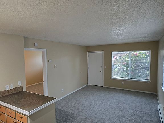 5th image of 226 Cedar Ave S #2