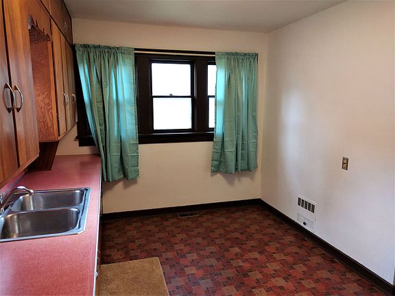 4th image of 26301 Lakewood Dr
