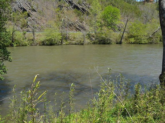 2nd image of 751 River Farm Dr