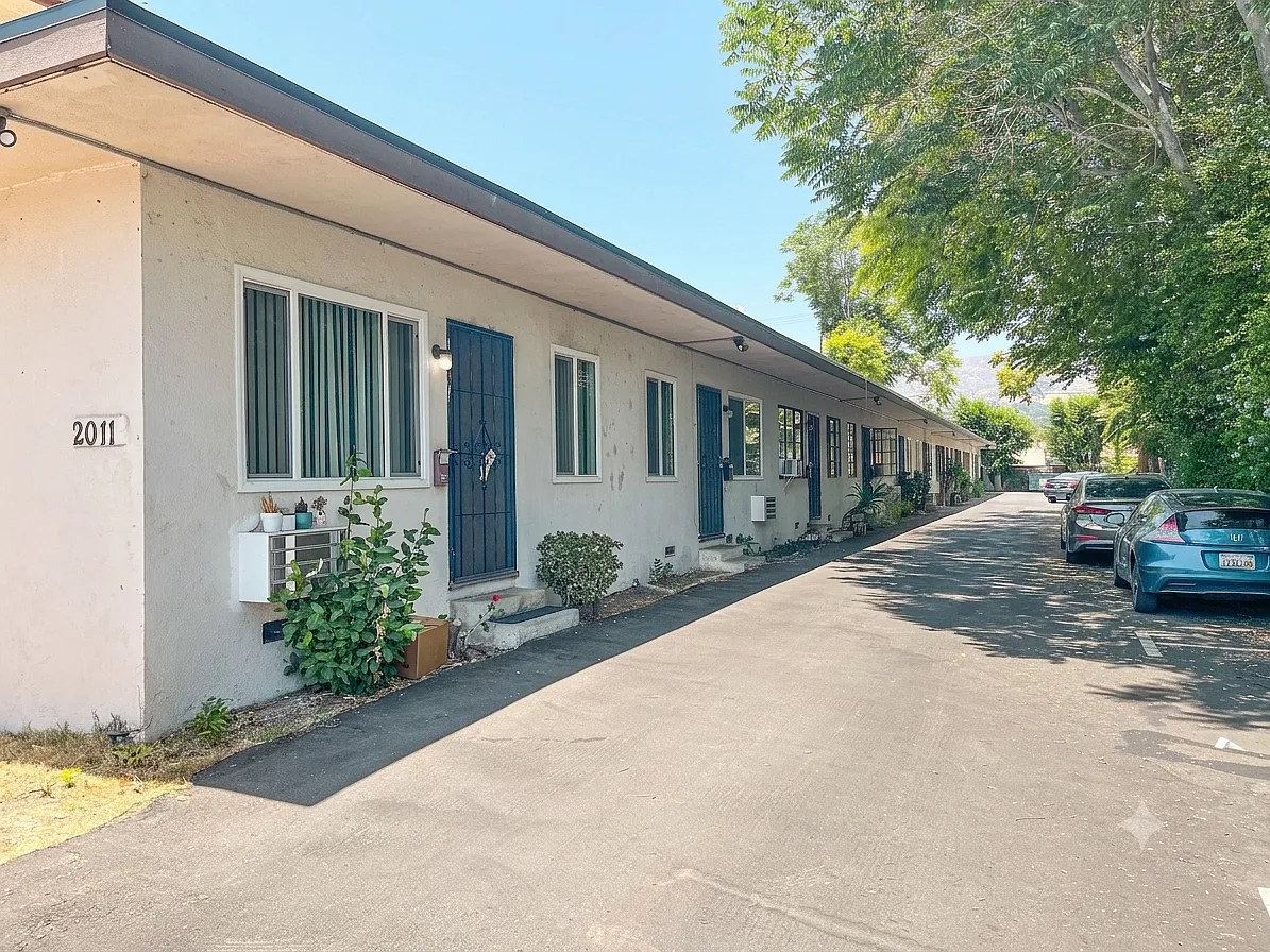 Studio, 350 sqft, $1,695 — Photo 1