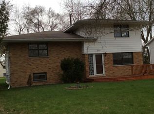 2111 Woodlane Dr, Lindenhurst, IL