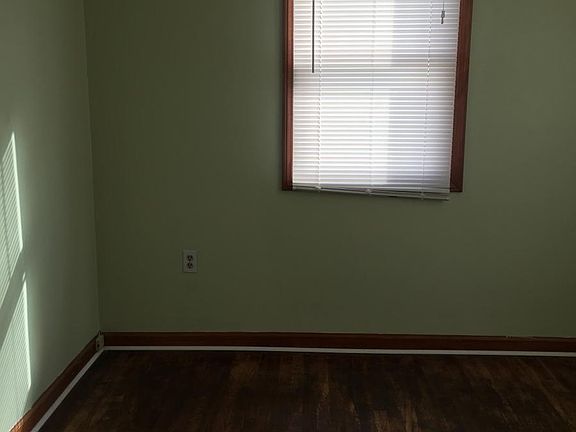 Smaller room, office or child's bedroom.