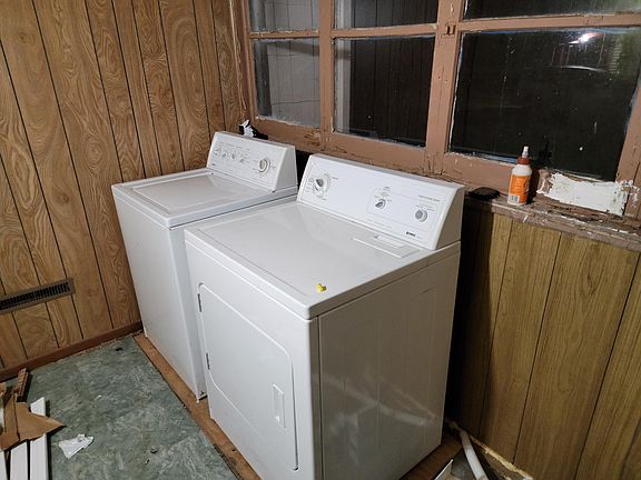 3rd image of 1021 E Tremont St