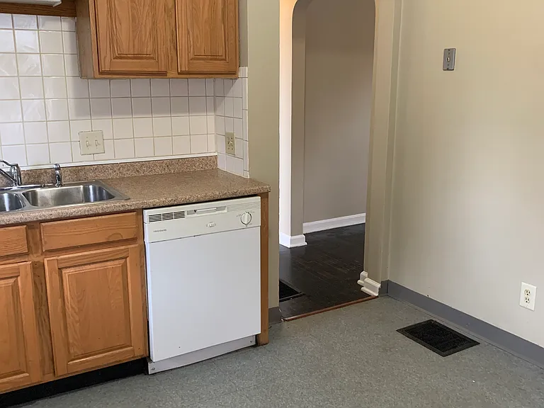 546 Butler Ave — Photo 12