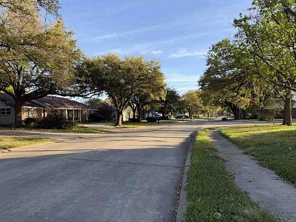 Exterior Neighborhood (street photo)