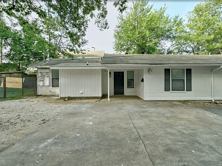 2407B Winsted Ln — Photo 2