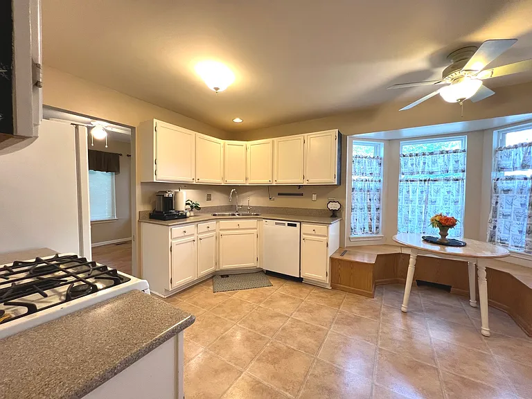 812 Canterbury Ln — Photo 6