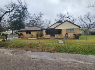 1165 Lake St, Clute, TX 77531