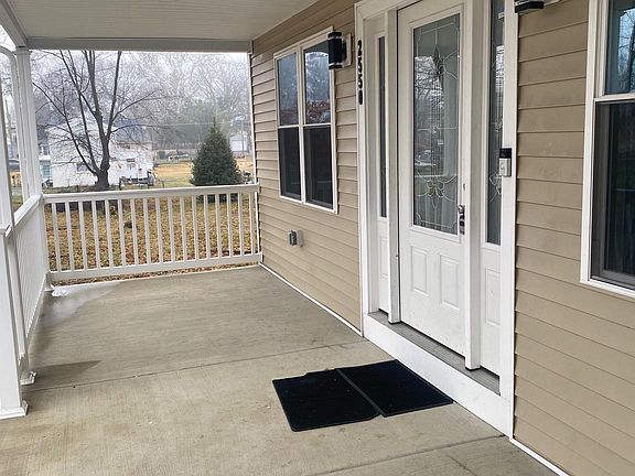 3rd image of 2550 43rd St