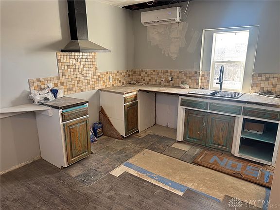 4th image of 920 Louis St