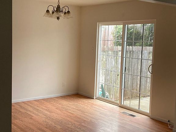 2nd image of 3943 Chatham Ct