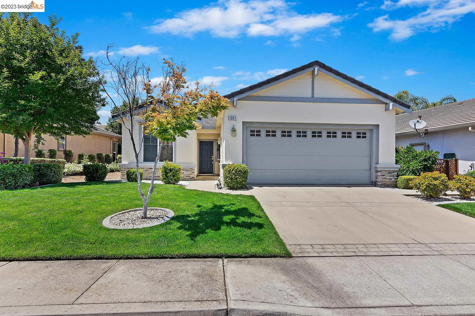 1367 Pearl Way photo 1