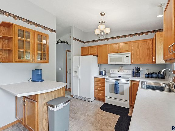 5th image of 535 Suni Ave