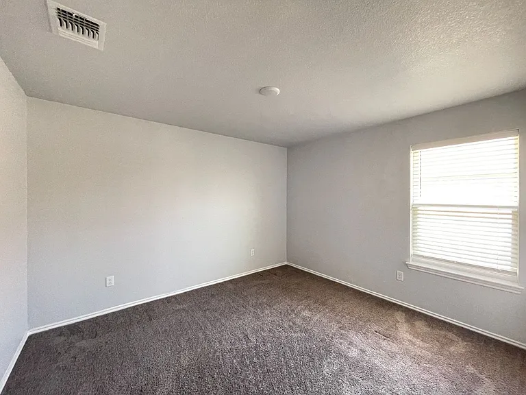 808 Hickok Dr — Photo 5
