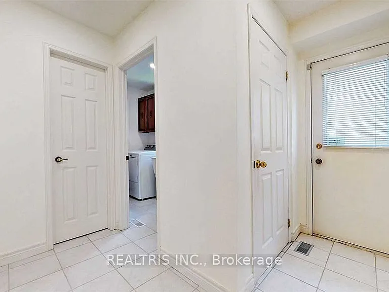 68 Gretman Cres — Photo 18