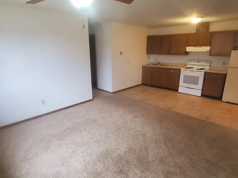 1097 Oakview Dr — Photo 3