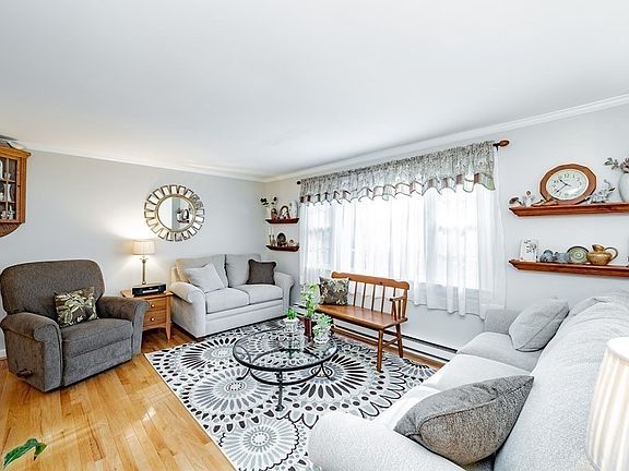 5th image of 33 Woodlawn Dr