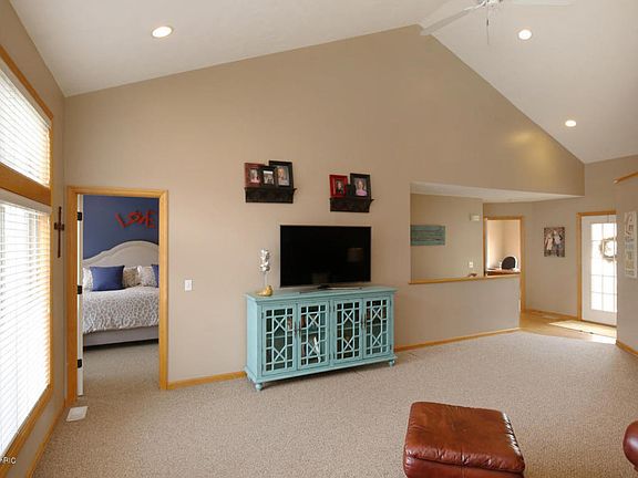 3rd image of 9175 Glengarry Ct SE