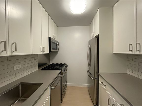 5th image of 166 E 34th St #1912