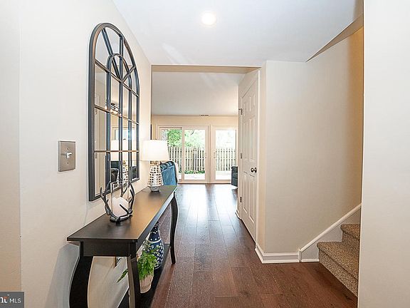 3rd image of 209 E Chelsea Cir