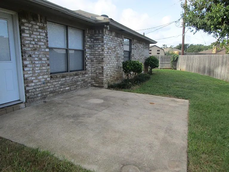 3700 Dauphine Ct — Photo 2